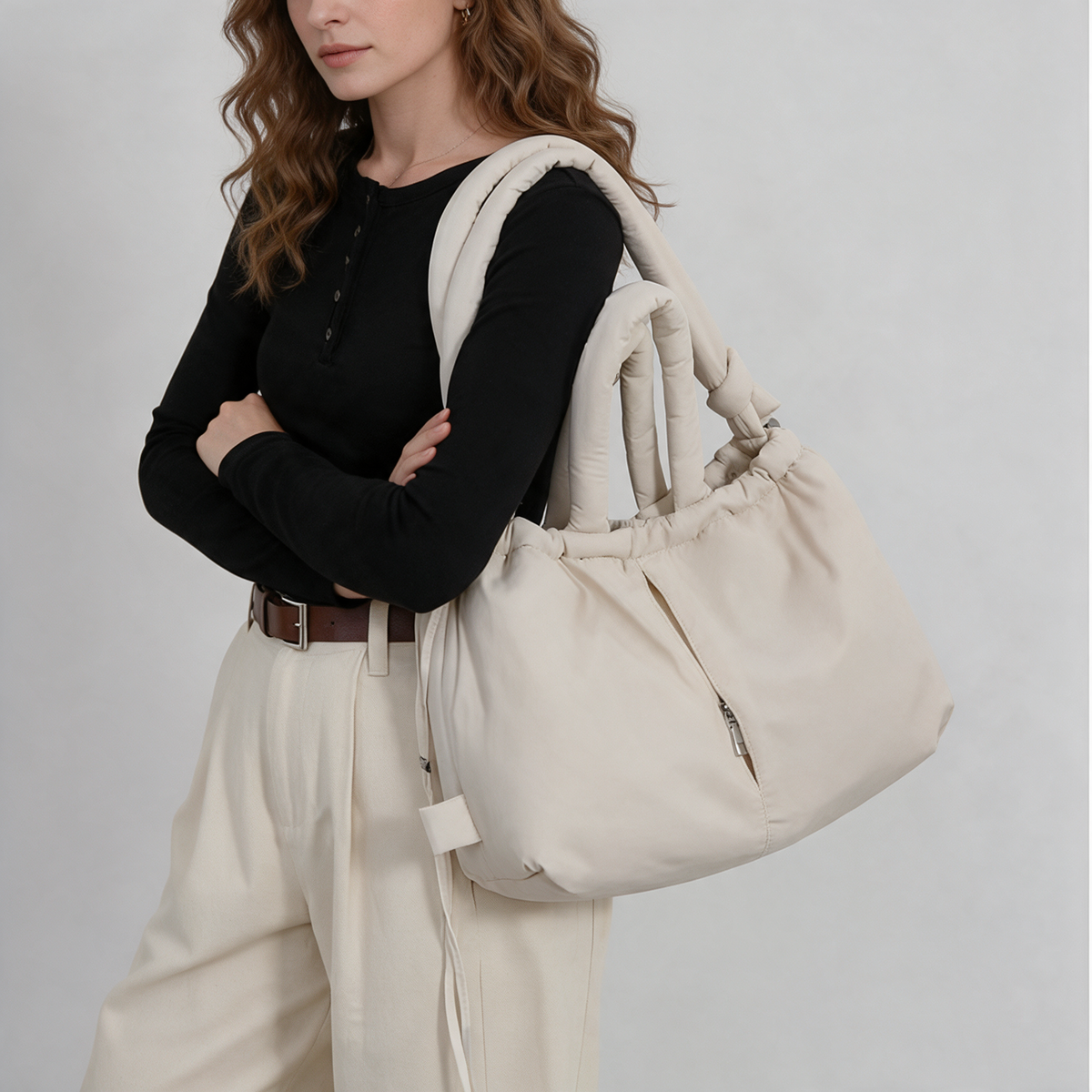 Olise Cloud Bag in ecru worn on the shoulder